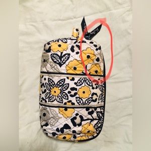 ⬇️ Vera Bradley makeup/pencil case 🌻